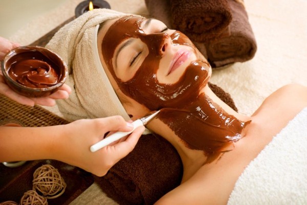 Chocolate Mask Facial Spa Applying