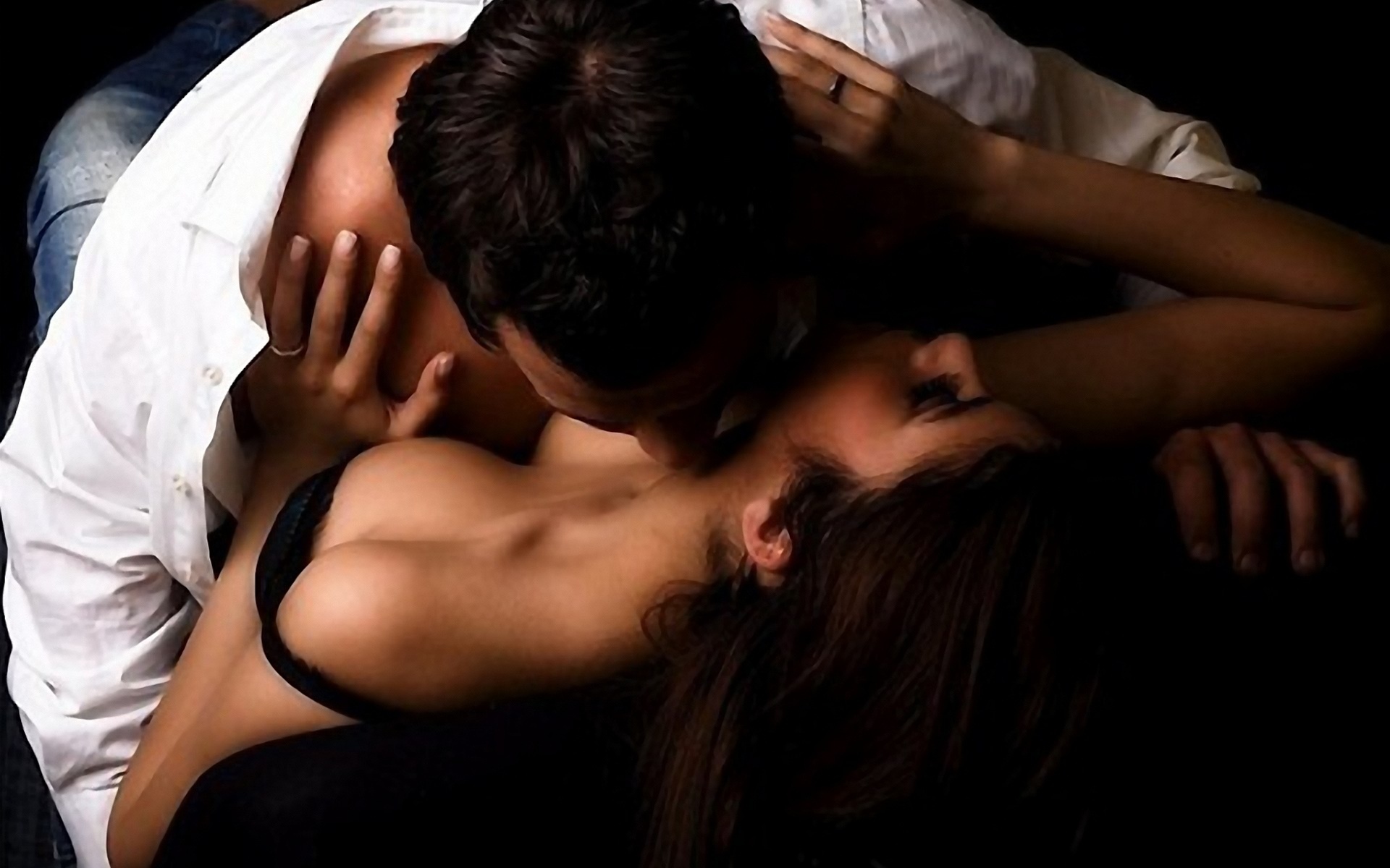 женщина и мужчина целуются голыми фото 45