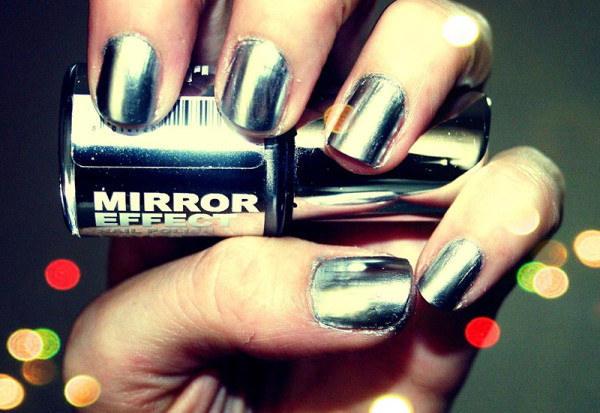 chrome-nail-polish-mirror-effect