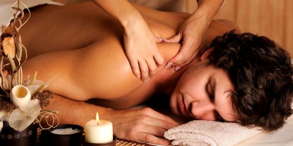 Красив мъж, който прави масаж в салона за красота - ниска осветеност