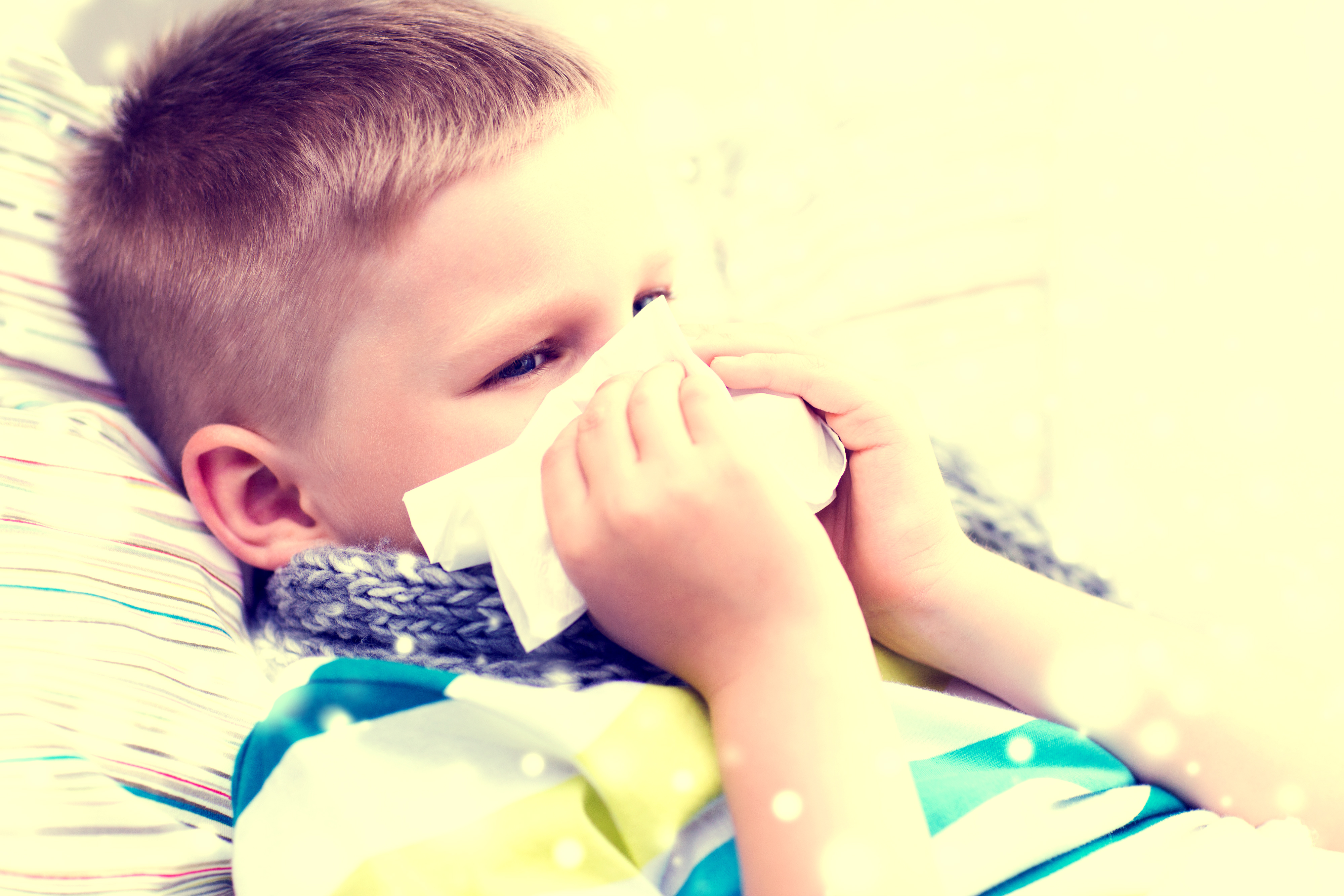 Простудные заболевания грипп. Больной гриппом ребенок. ОРВИ У детей. Ребенок кашляет. Больной мальчик.