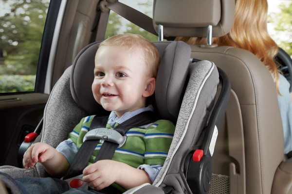 The Graco SnugRide(R) Click Connect(TM) 40 is the first and only newborn-to-2-year infant car seat supporting the American Academy of Pediatrics 'Rear to 2 Years' recommendation. It is exclusively available at Babies"R"Us stores nationwide and online at Babiesrus.com, starting today, Sept. 19, 2012.  (PRNewsFoto/Graco)
