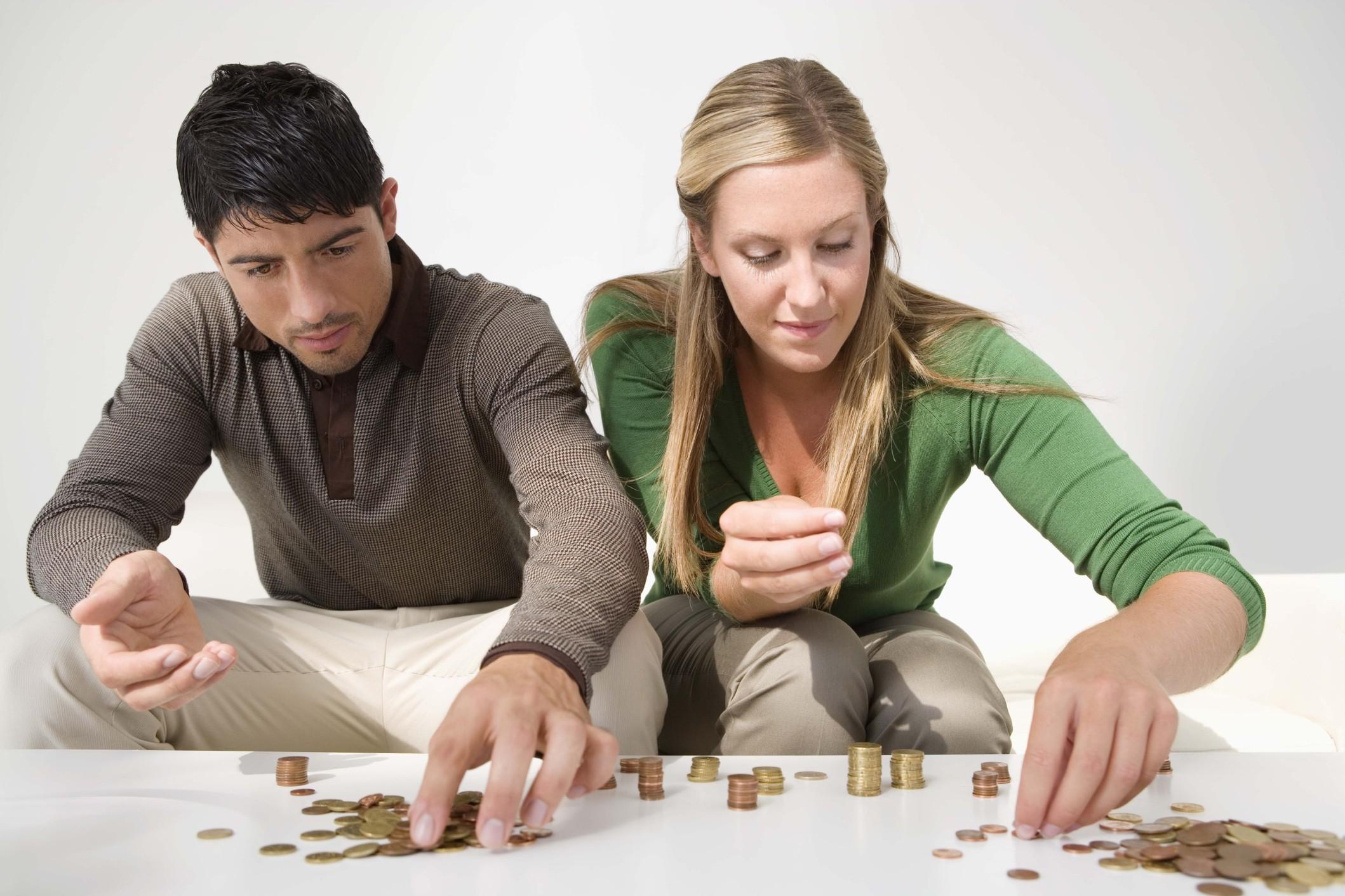 Личные долги супругов. Мужчина и женщина делят деньги. Проблемы в семье. Финансовые проблемы. Молодежь и деньги.