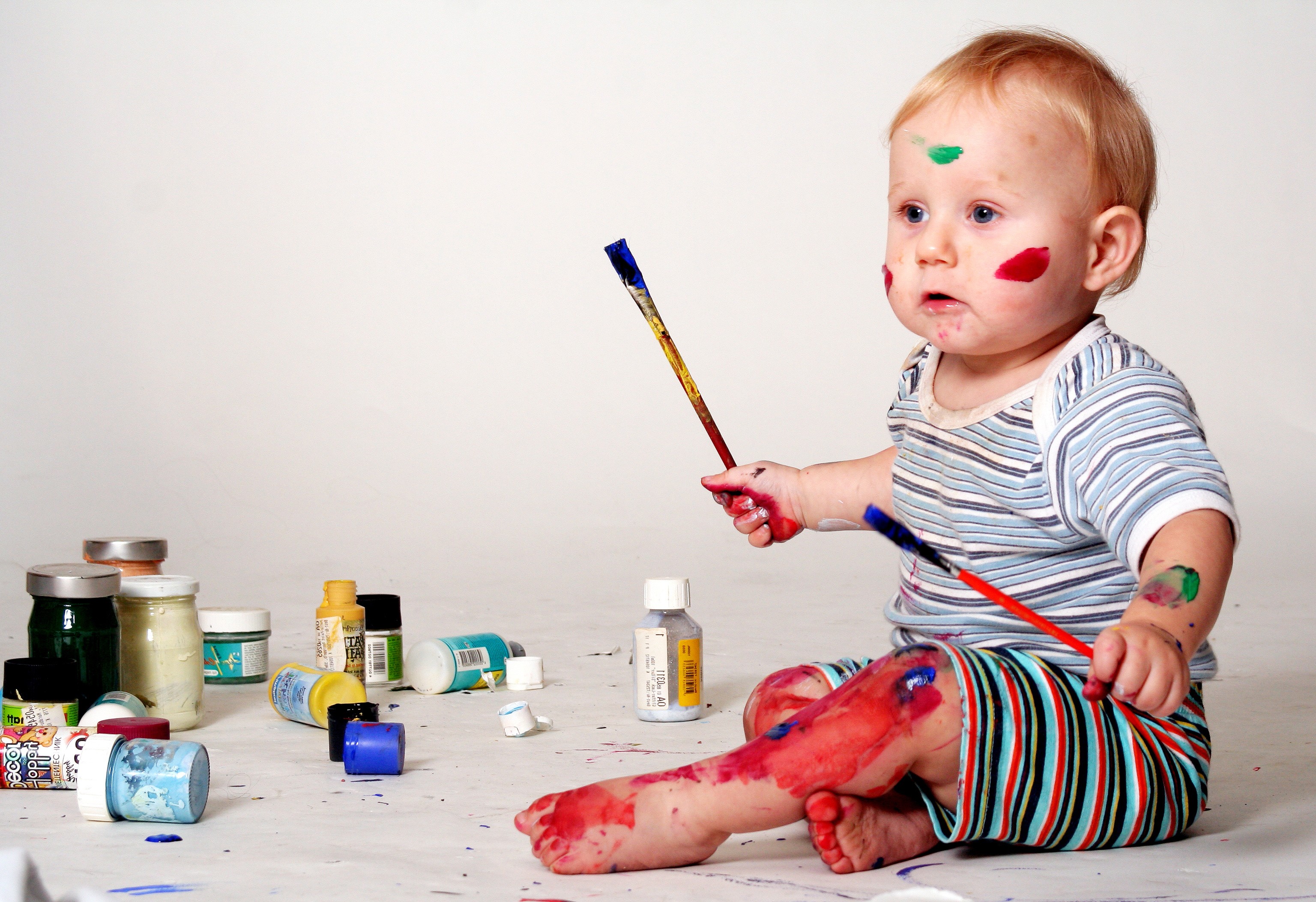Можно детям до 3х лет. Краски для детей. Детская фотосессия с красками. Дети творчество. Рисуем с детьми.