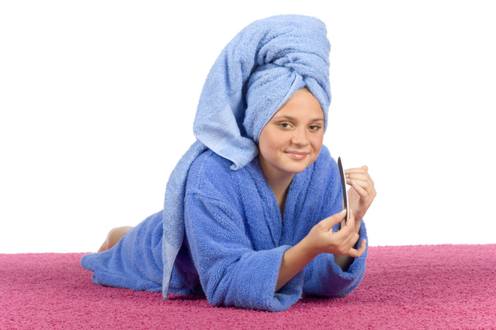 Девочка в полотенце. Полотенце на голове. Девушка в полотенце. Женщина с полотенцем на голове. Полотенце для волос.