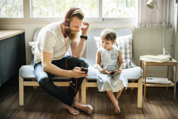 Концепция за семейни слушалки на баща дъщеря