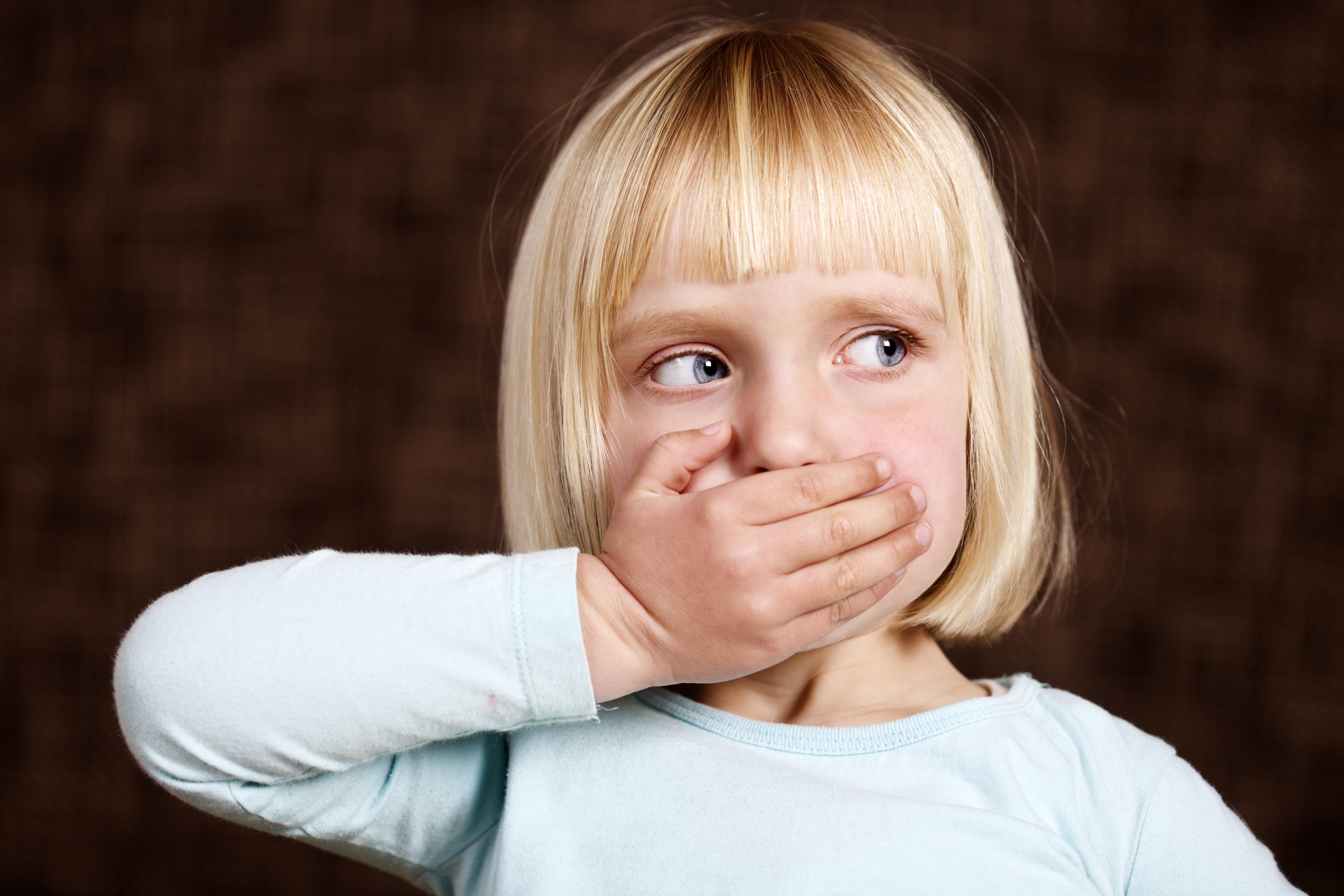 Девочка закрыта. Ребенок с закрытым ртом. Дети с чречевыми напушени:. Нарушение речи. Девочка закрывает рот.