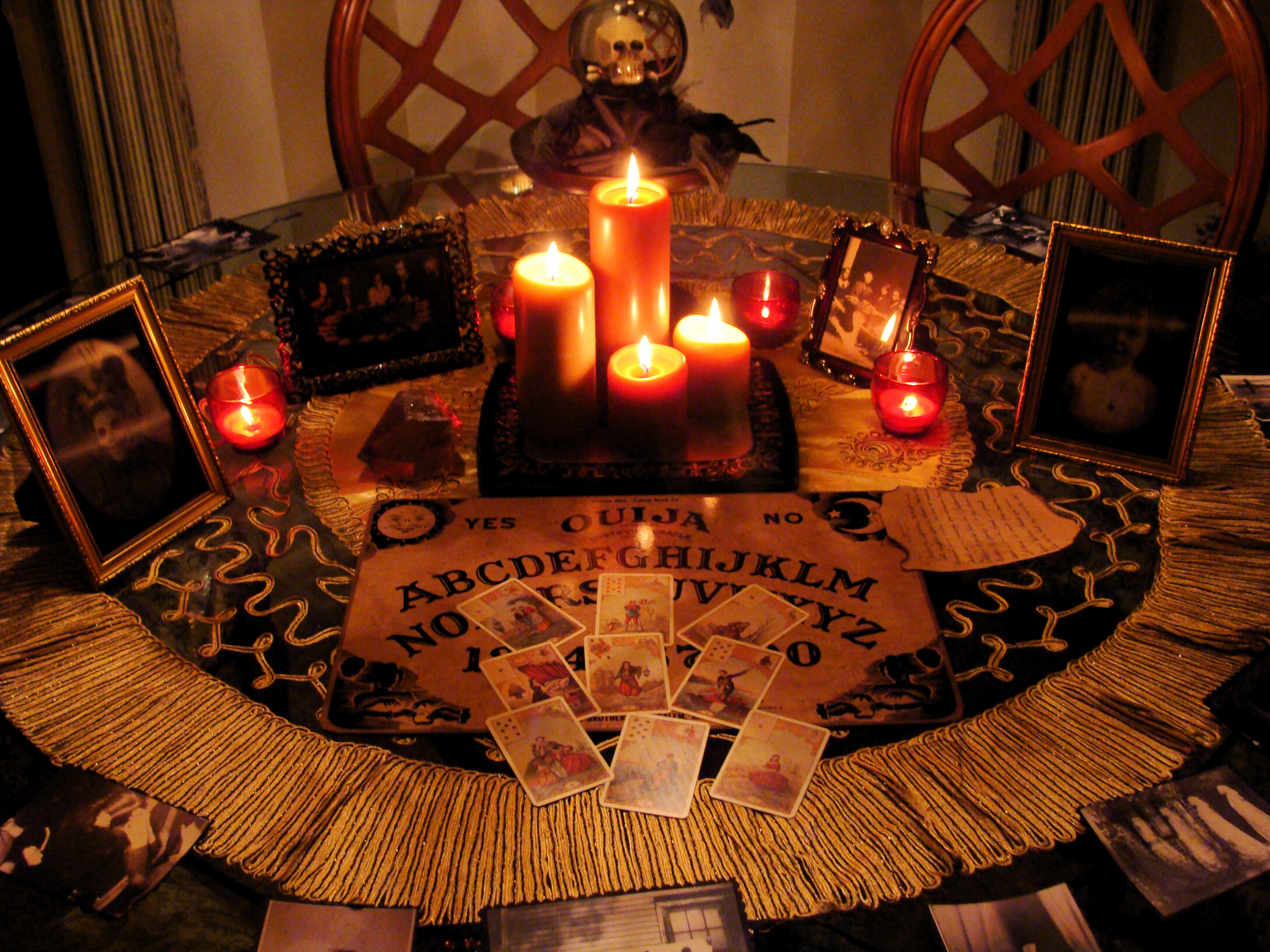 Гадания жизни человека. Комната для ритуалов. Свечи гадальные. Магические свечи. Магические обряды и ритуалы.