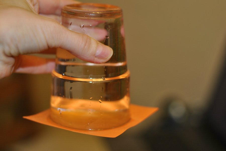 Опыт бумага стакан вода. Эксперимент с стаканом и водой. Опыт с давлением воды. Атмосферное давление опыт с водой. Эксперимент с водой по физике.