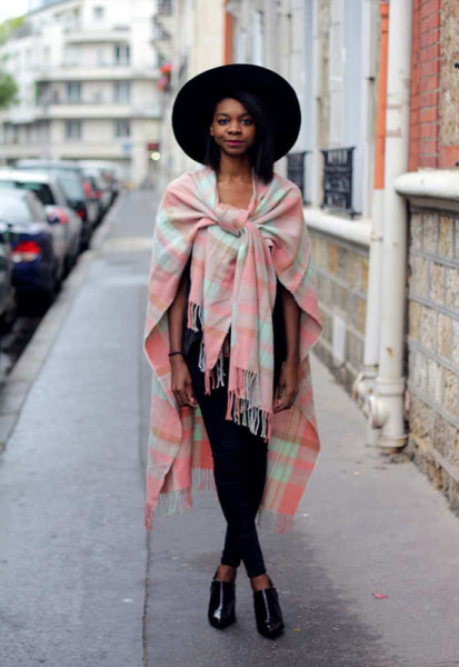 7.-pink-blanket-scarf-with-black-outfit