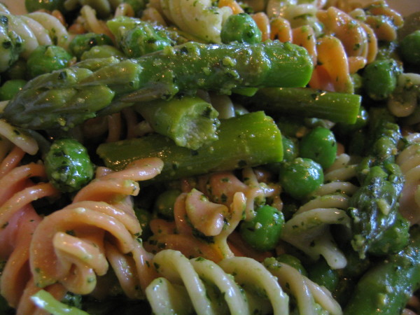 brown-rice-pasta-with-pesto-asparagus-and-peas