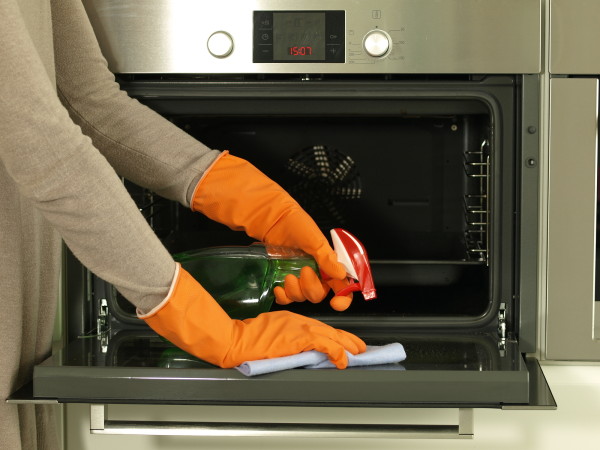 Cleaning the oven with detergent and rag