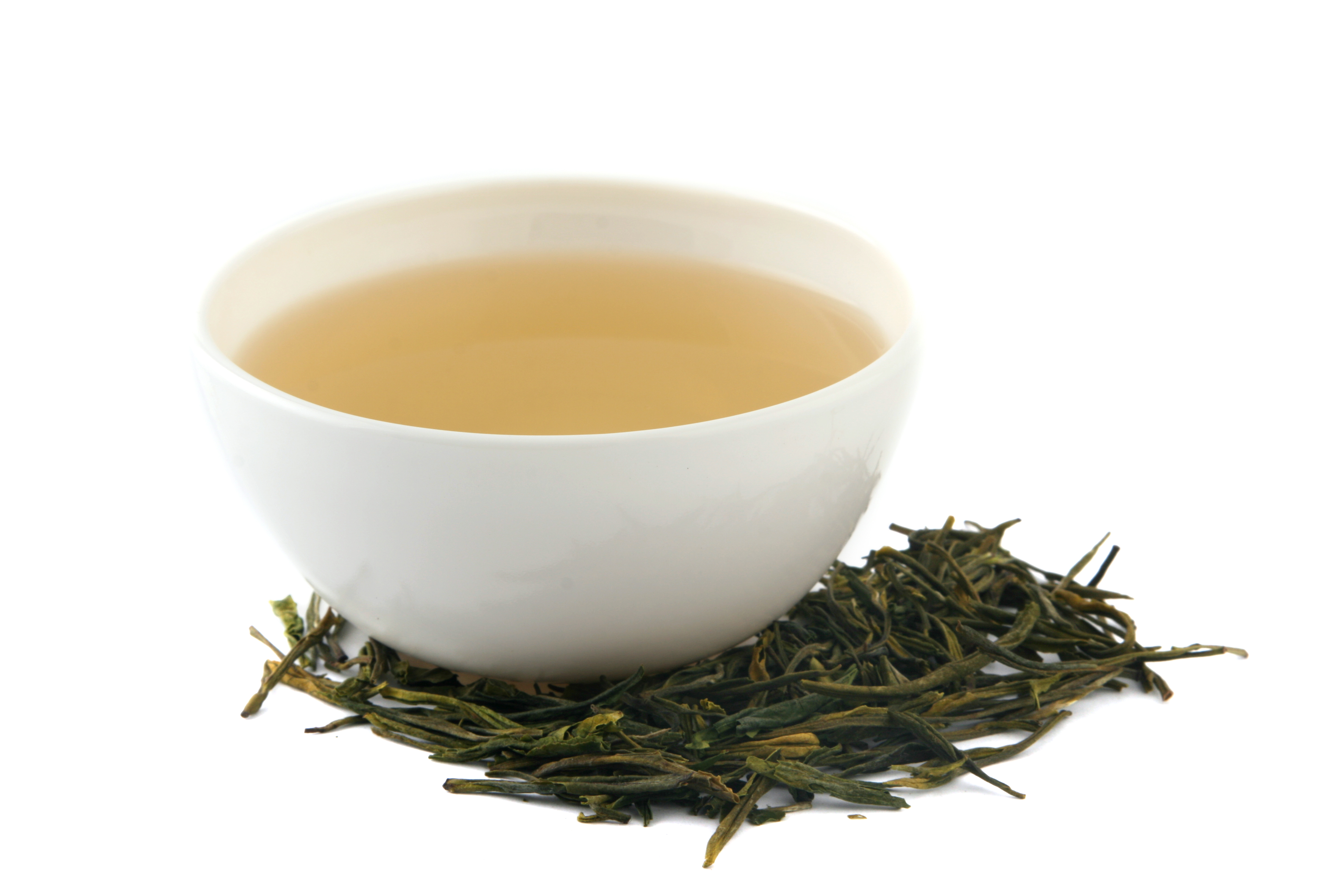 Китайские чаи польза и вред. Белый чай калмыцкий. Китайский белый чай заваренный. Чай на белом фоне. Зеленый чай.
