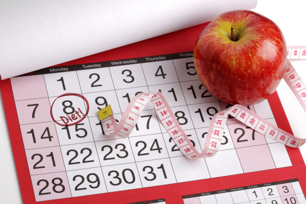 calendar diet healthy eating healthy lifestyle dieting apple week starting beginning event routine food planning plan month fresh fruit tape measure nobody concept red paper number reminder diary new year weight exercise well-being determination motivation inspiration deadline important circle writing colours photo horizontal