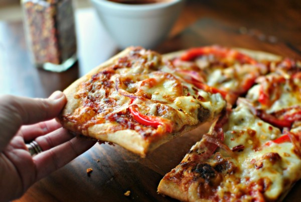 Пикантна-три-сирене-италианска-наденица-и-червена чушка-пица-www.SImplyScratch.com_