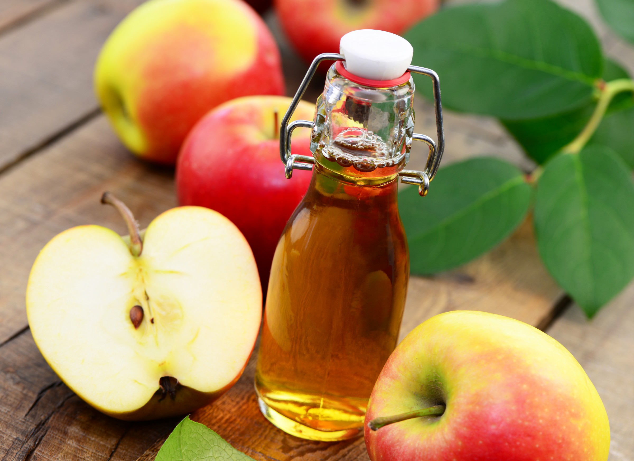 Как принимать яблочный уксус правильно для здоровья. Яблочный уксус Apple Vinegar. Яблочный уксус для волос. Уксус яблочный натуральный. Яблочный уксус фото.