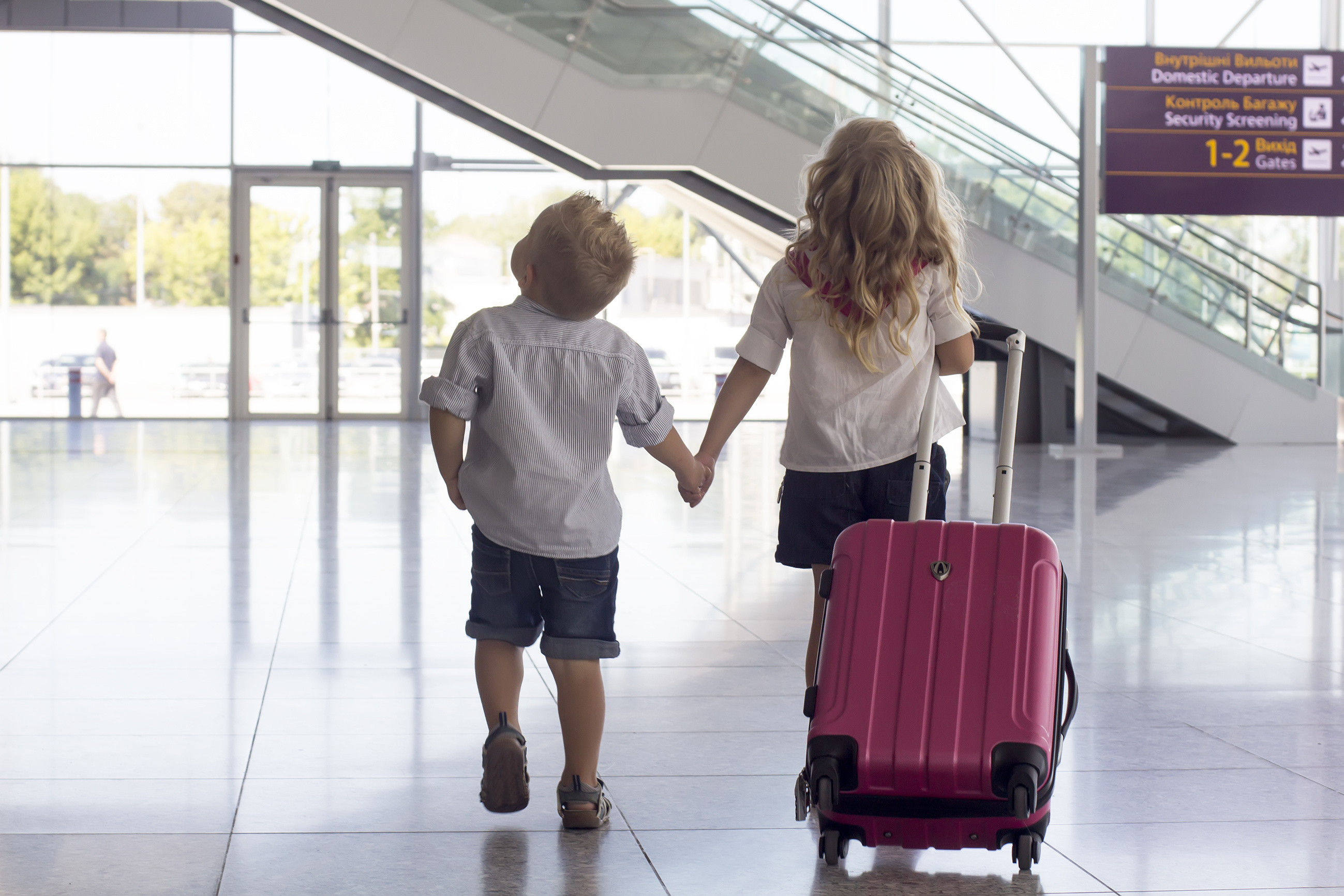 Можно ли вывозить детей за границу. Дети в аэропорту. Выезд ребенка за границу. Дети с родителями в аэропорту. Чемодан для детей.