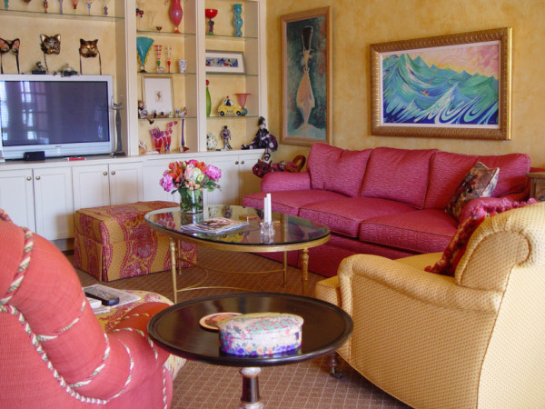 Christopher-Barson-персиковый-цвет-в-интерьере-гостиной-825x619
