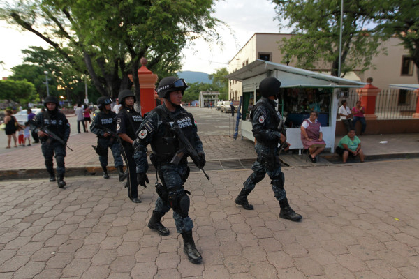 epa04435254 Mexican Federal Policemen patrol the streets of Iguala, Mexico, 06 October 2014. Mexican National Public Safety chief, Monte Alejandro Rubido, reported that federal security forces took over the security of Iguala, where 43 students disappeared ten days ago in a night of violence, and disarmed the local police.  EPA/Jose Mendez