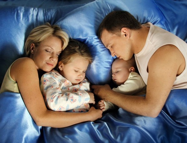 Совместный сон малыша с родителями
