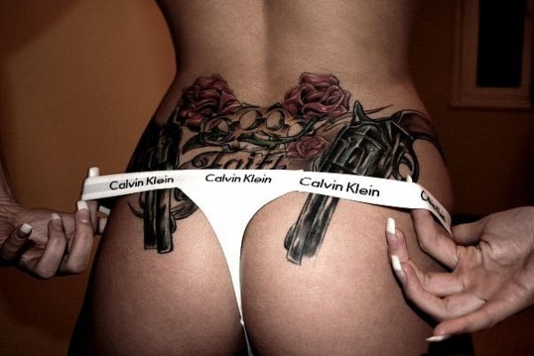 chikano_tatu_na_pojasnice_devushki_revolvery_i_rozy