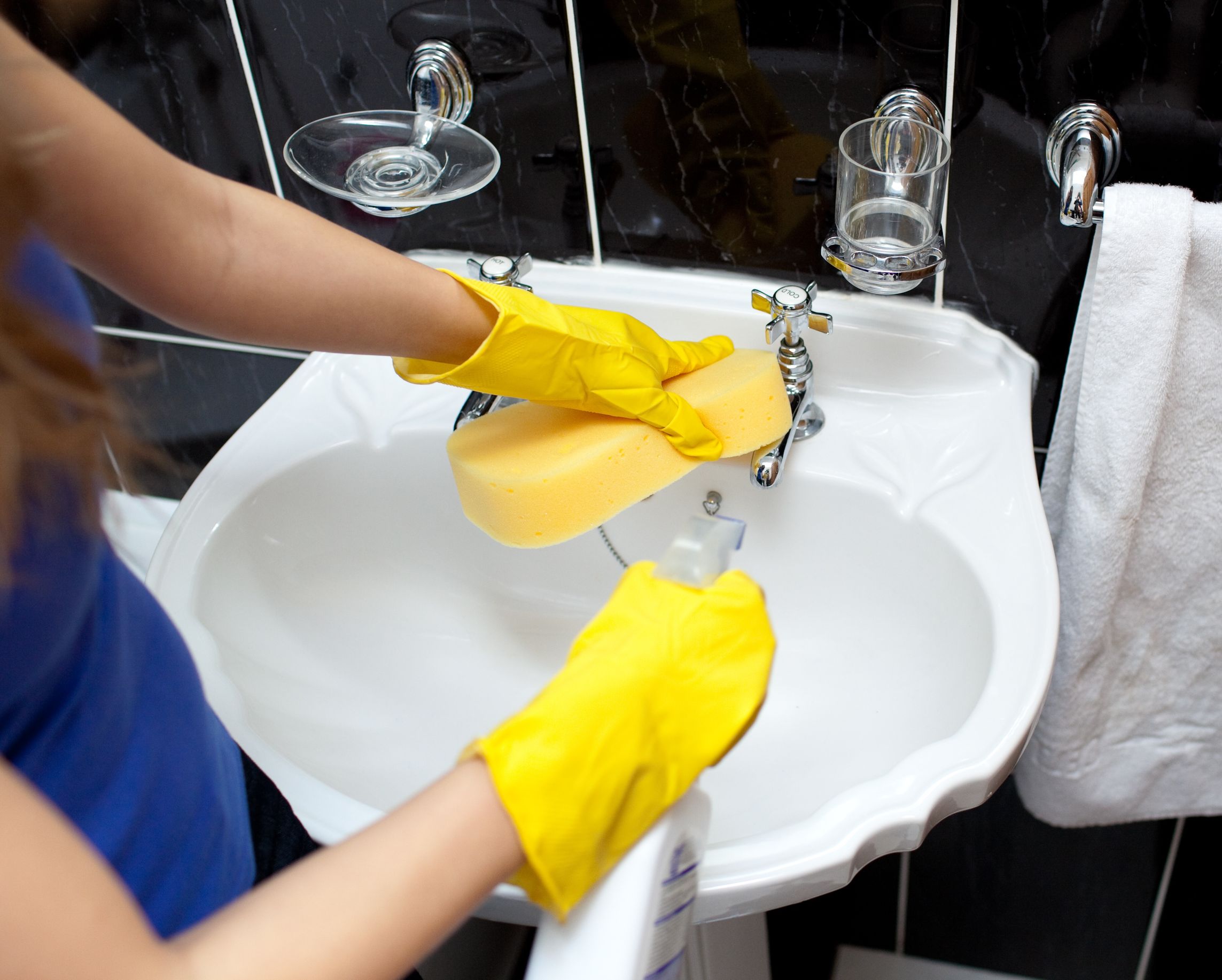 Почистить ванну домашними средствами. Мытье раковины. Уборка в ванной. Мытье ванной комнаты. Клининг ванной.