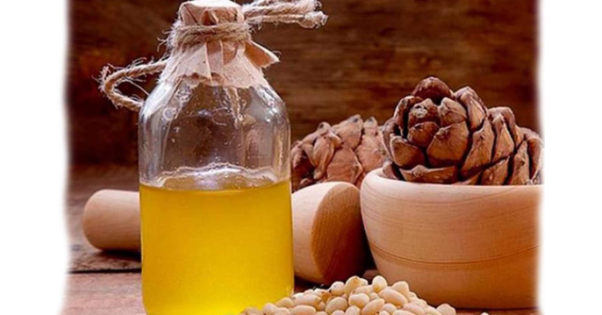 Кедровое масло польза для организма. Кедровое масло. Масло кедрового ореха. Кедровое масло и желток. Сыродавленное масло.