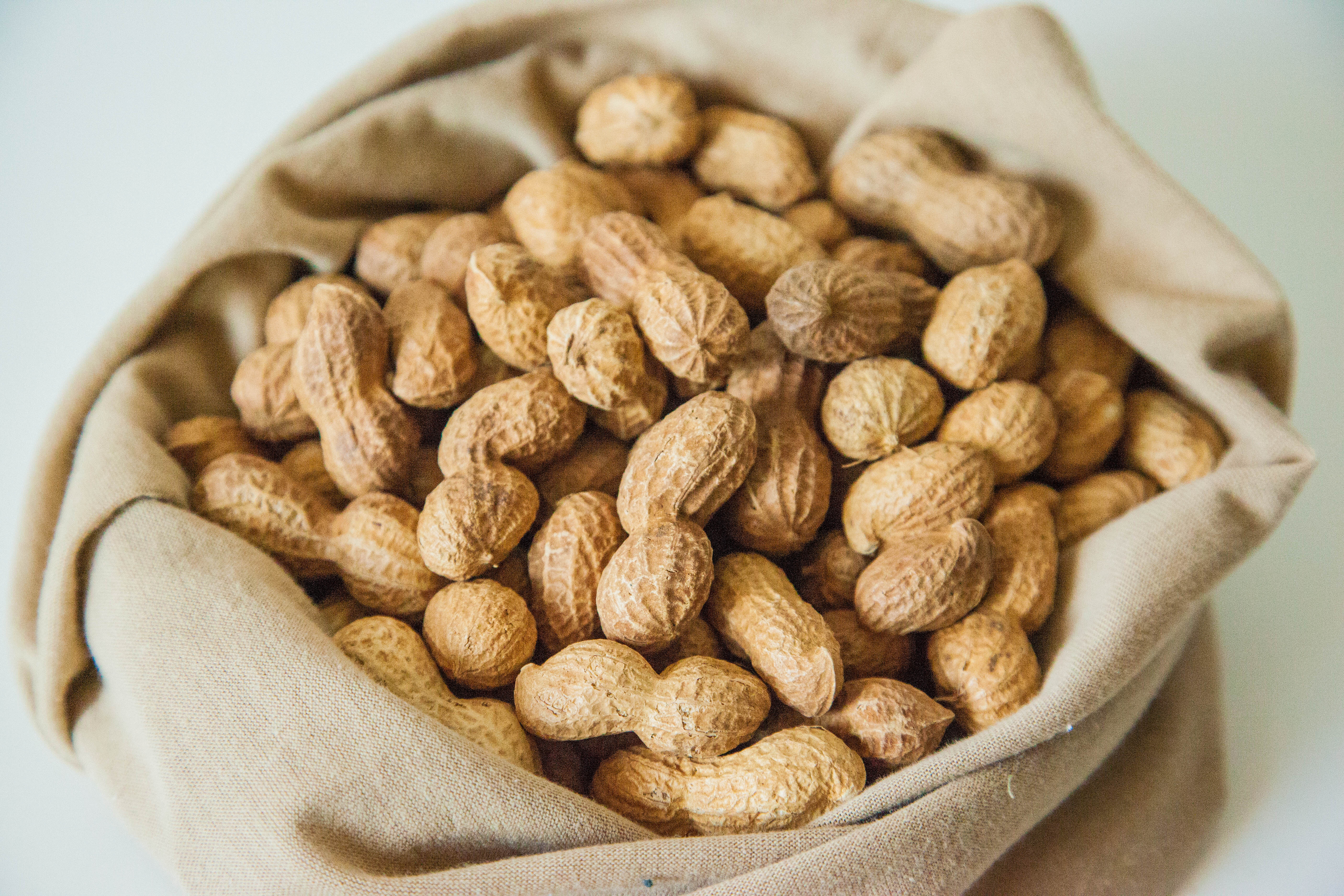 Польза жареного арахиса для мужчин. Земляной арахис. Орехи арахис. Американский Земляной орех. Арахис Peanuts.