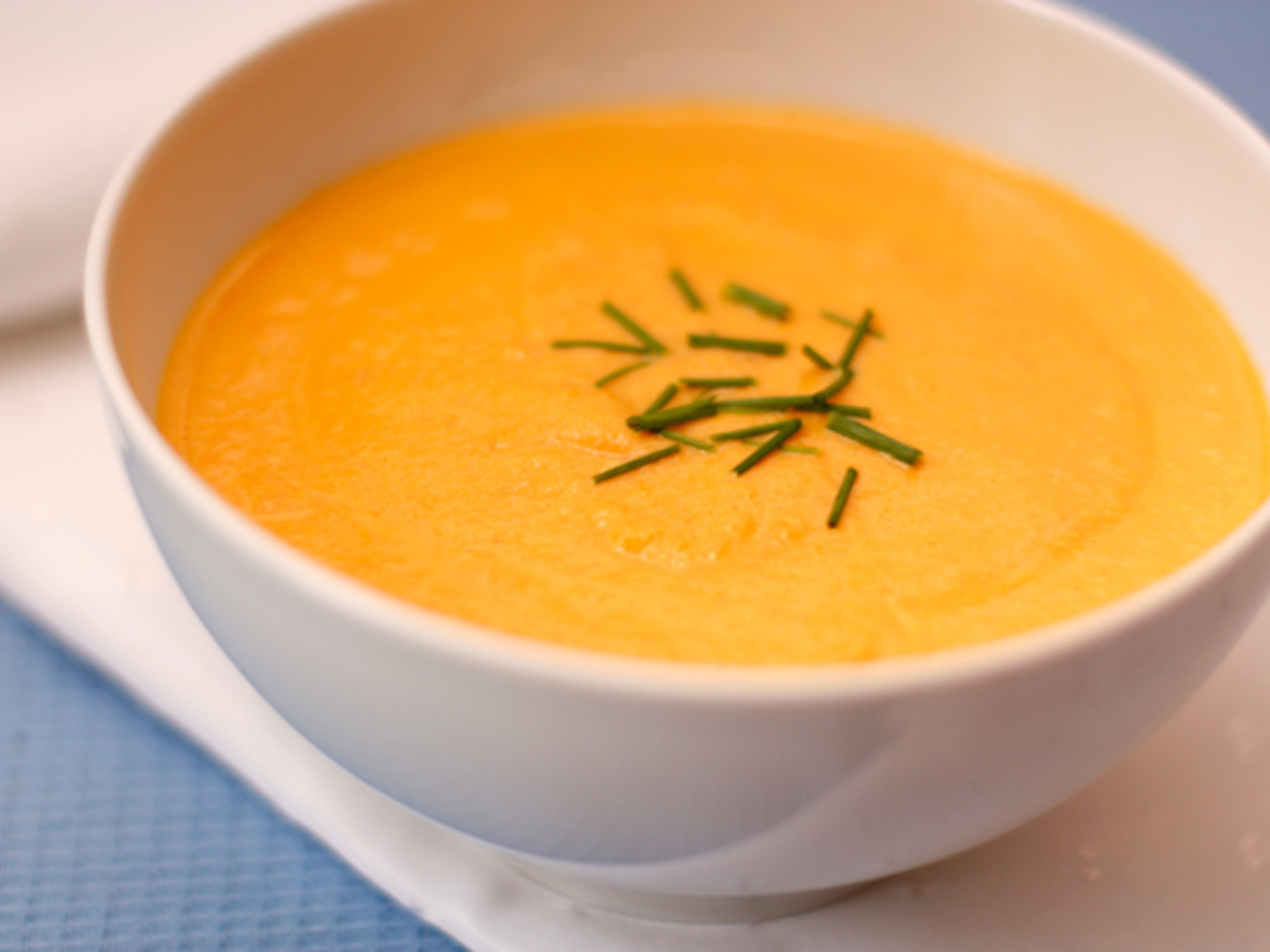Крем суп для детей. Морковный крем суп. Суп пюре из моркови. Крем суп из моркови. Картофельно морковный суп пюре.