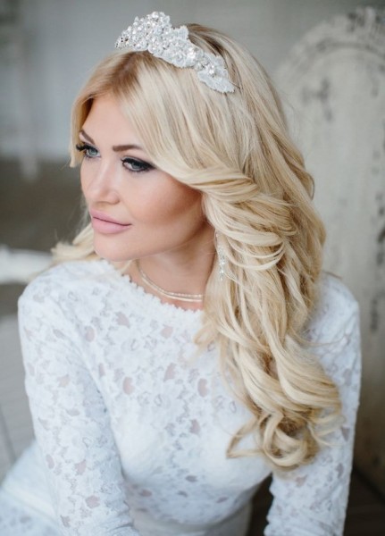 svadebnyye-pricheski-s-diademoy-3