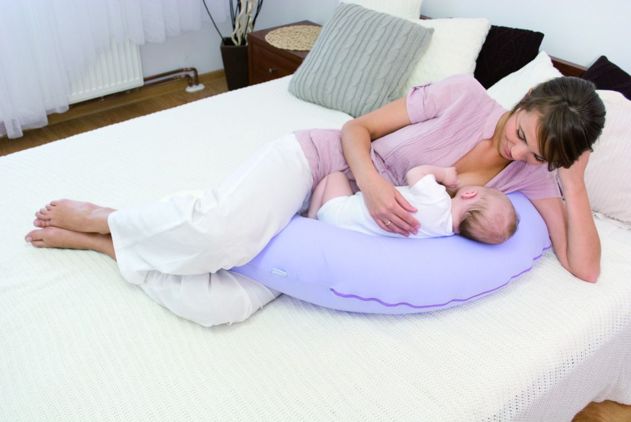 Можно новорожденному спать на подушке. Подушка для беременных. Подушка для кормления ребенка. Подушка для беременных для малыша. Новорожденный в подушке для беременных.